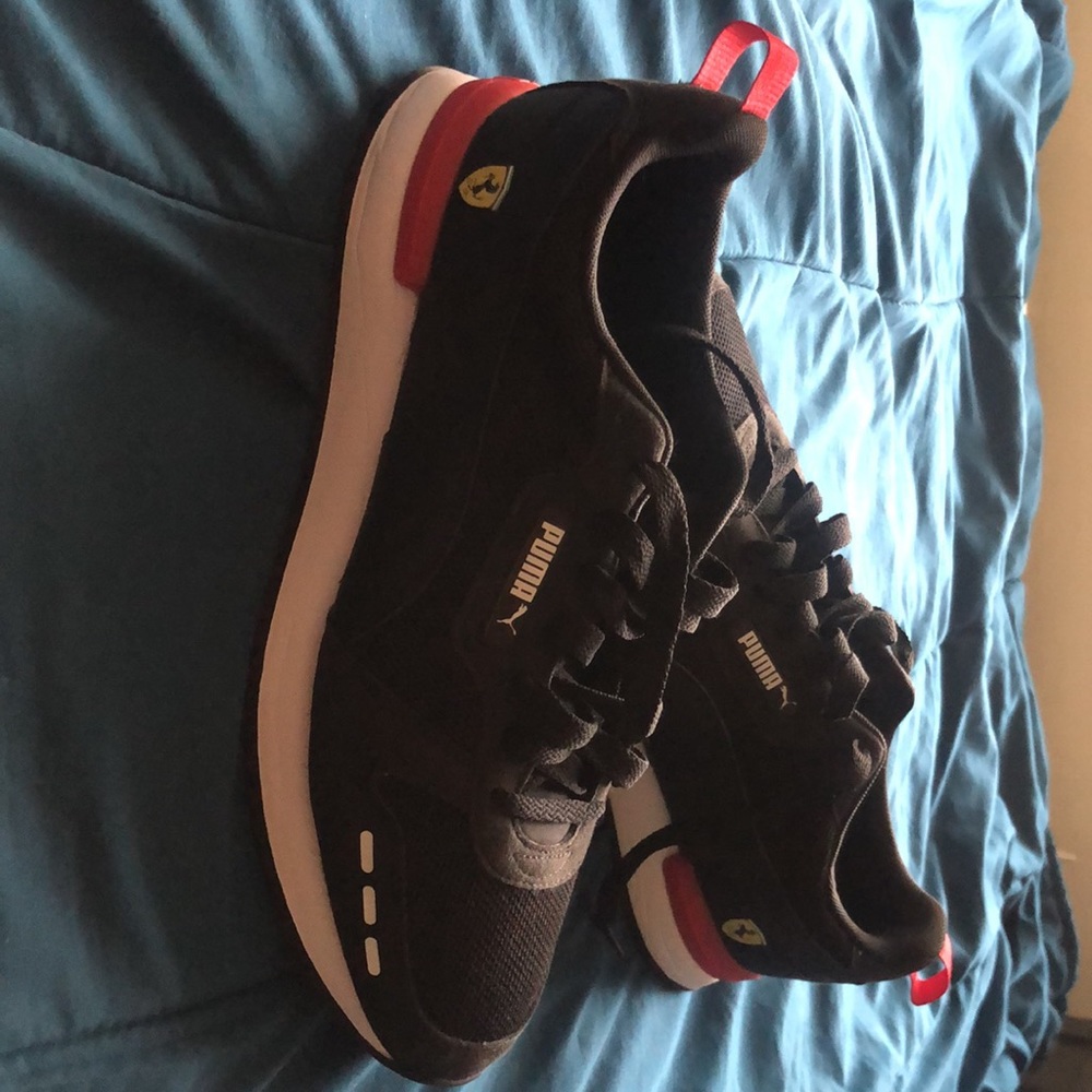 Selling a limited edition Escudería Ferrari copan with Puma shoe. Size 11 us